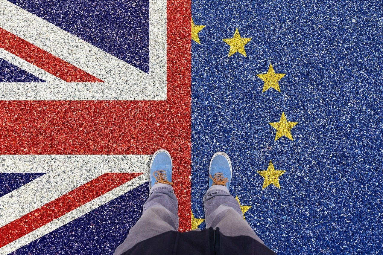 Studium v UK po Brexitu - vlajky Velké Británie a Evropské unie