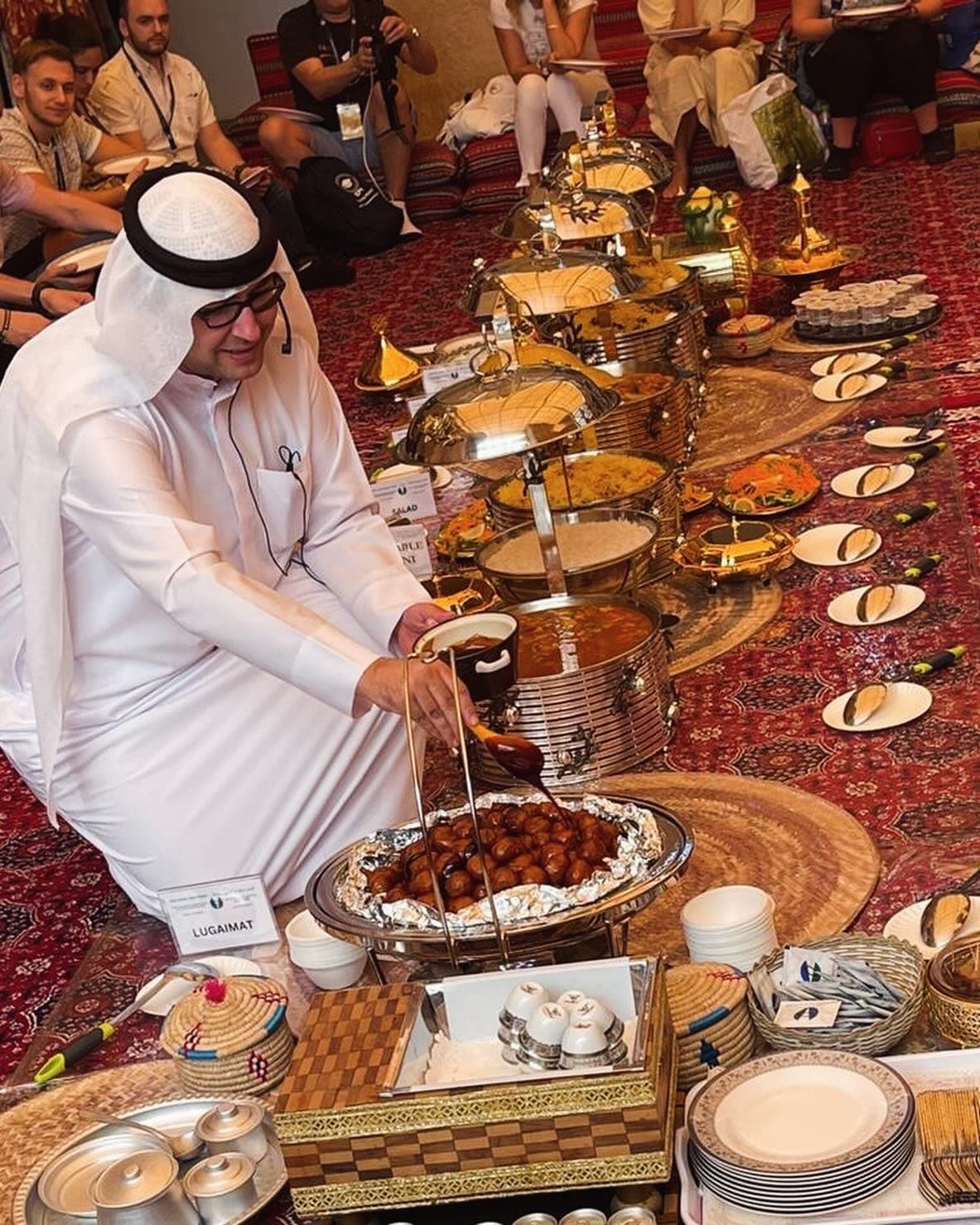 Střední škola v Dubaji: Jak vypadá život studenta Lokální kuchyně v Dubaji - večeře se spolužáky