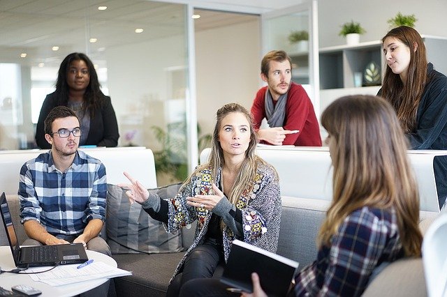 Jak se studuje v Nizozemí? Studentský život Studentský život v Nizozemí - studenti při společné práci